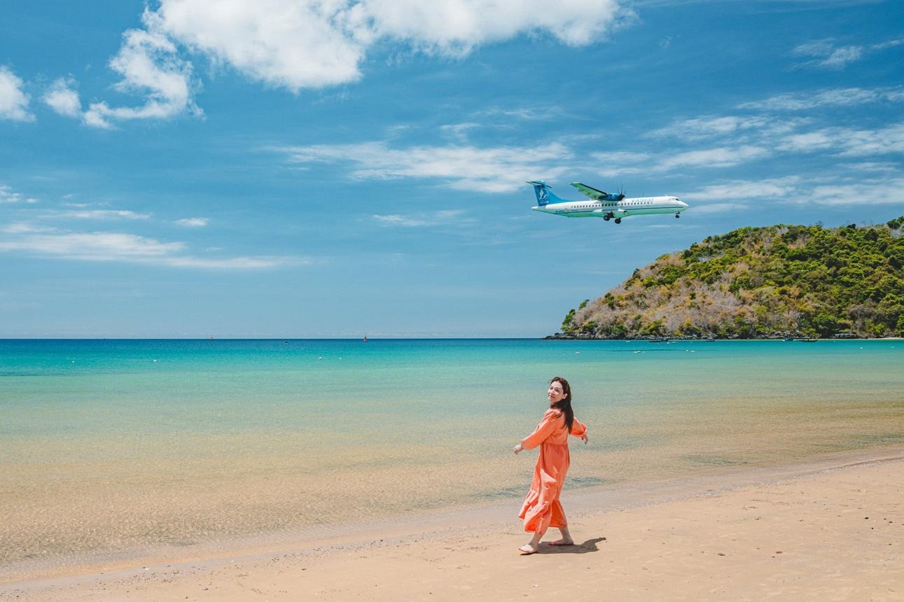 Ghé bãi biển 'đẹp nhất thế giới' ở Côn Đảo, khách 'đội' nắng săn ảnh máy bay