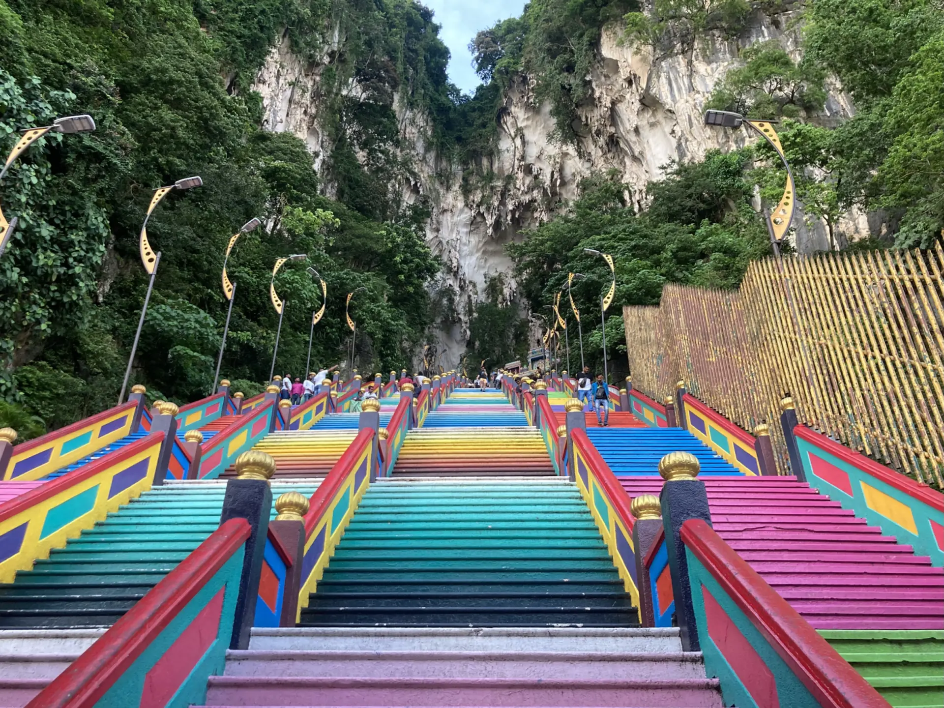Batu Caves Kuala Lumpur - 272 bậc thang cầu vồng có gì đặc biệt ?