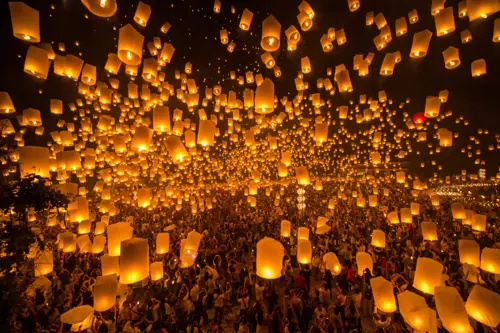 Yi Peng Chiang Mai đông không? Mẹo di chuyển tránh tắc đường 