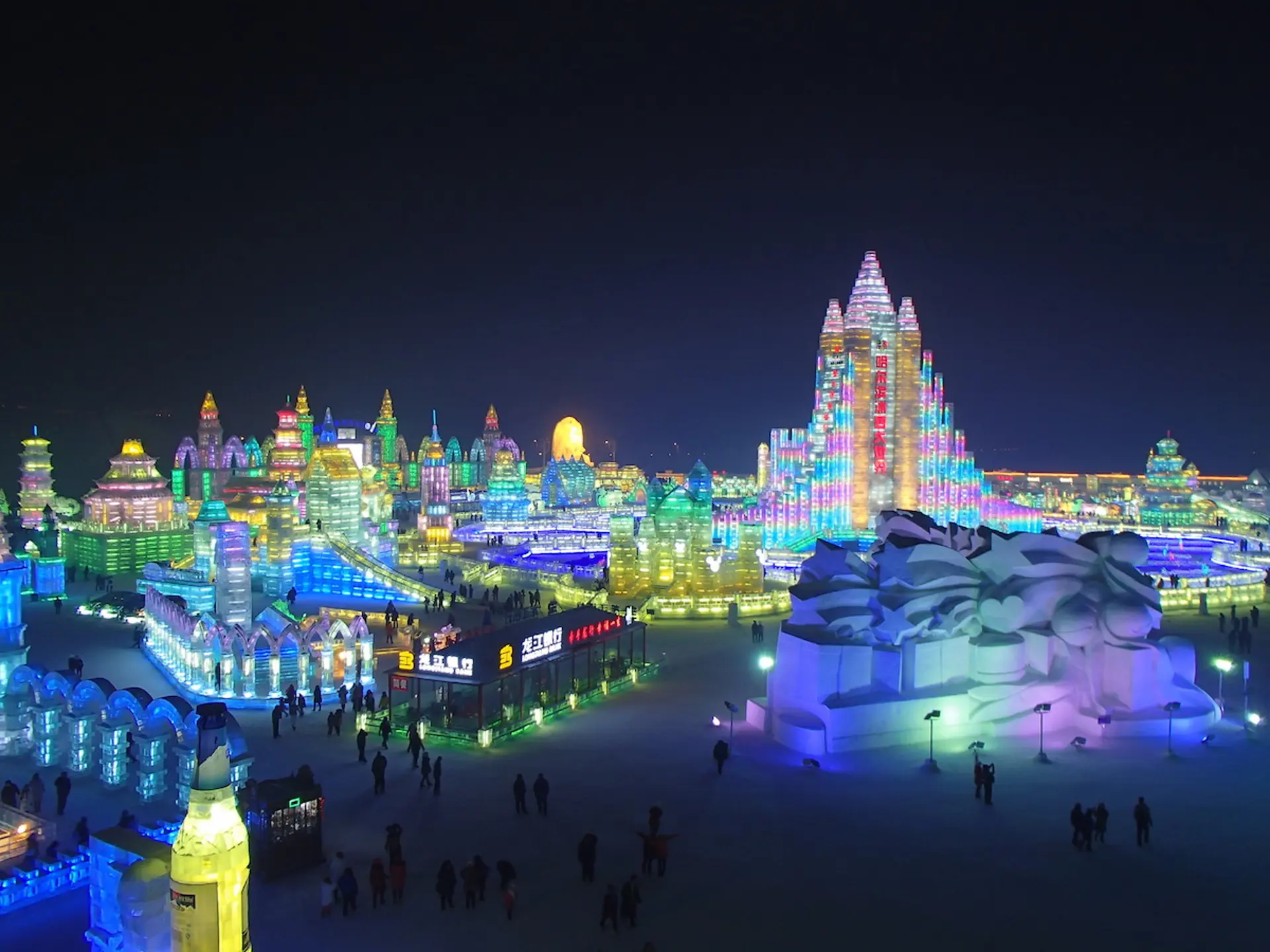 Các điểm khác nhau giữa Ice and Snow World và Đảo Mặt Trời: Đi đâu đẹp hơn khi đến Cáp Nhĩ Tân?