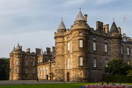 Du lịch Châu Âu mùa thu: Khám Phá Edinburgh và Lâu Đài Scotland Rực Vàng 