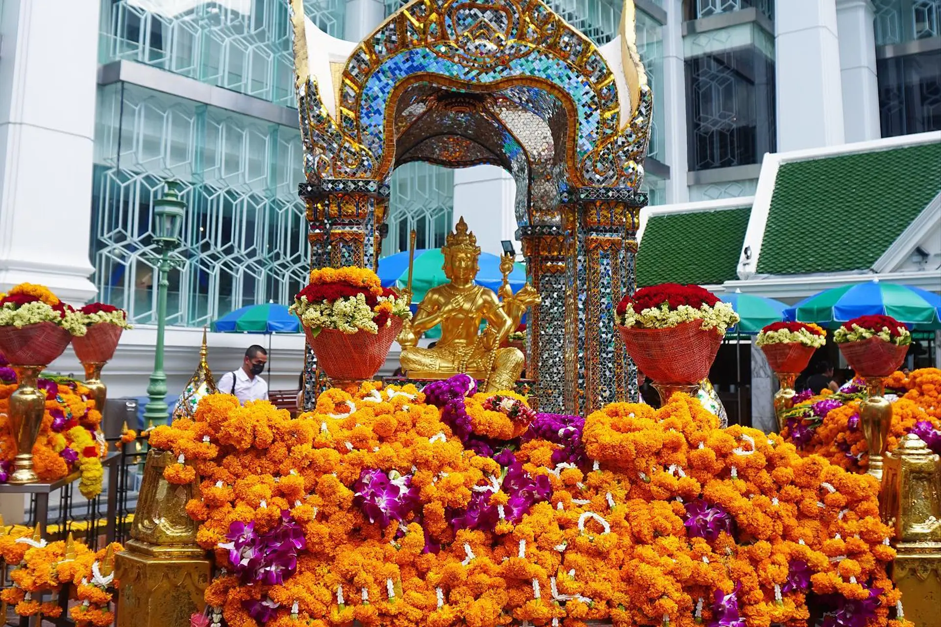 Đền Erawan - Nơi linh thiêng cầu may giữa trung tâm Bangkok nổi tiếng 2025