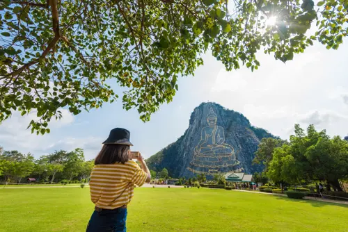 Khao Chee Chan – Khám phá tượng Phật khắc núi dát vàng nổi tiếng bậc nhất Thái Lan