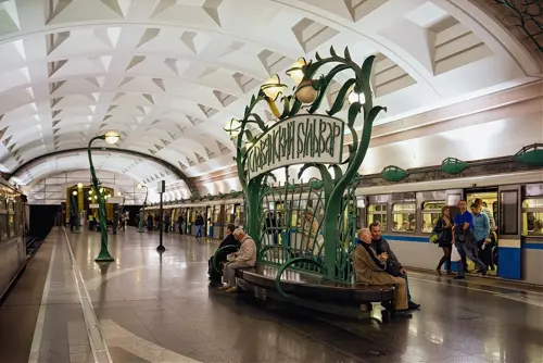 Khám phá tàu điện ngầm Moscow – Kiệt tác cung điện ngầm đẹp nhất thế giới