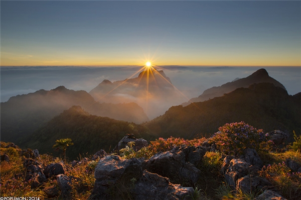  Nằm giữa rừng xanh dưới chân một ngọn núi đá vôi khổng lồ, Chiang Dao được nhiều người tin tưởng chọn làm địa điểm lí tưởng để trốn khỏi cái nhộn nhịp, xô bồ của Chiang Mai. (Ảnh: Internet)