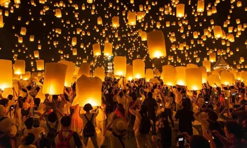 Lễ hội Yi Peng Chiang Mai – Trải nghiệm huyền ảo khi du lịch Thái Lan 2025