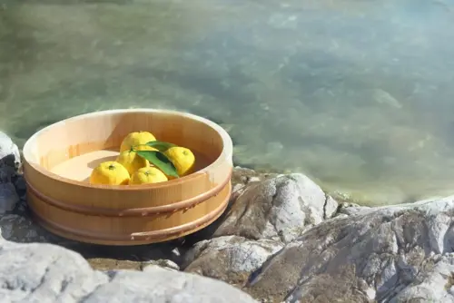 Yuzu Onsen Mùa Đông 2025 – Trải Nghiệm Tắm Quả Yuzu Truyền Thống Nhật Bản