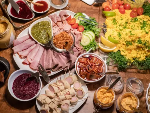 Ẩm thực Scandinavia mùa đông – Hương vị ấm áp giữa trời tuyết trắng