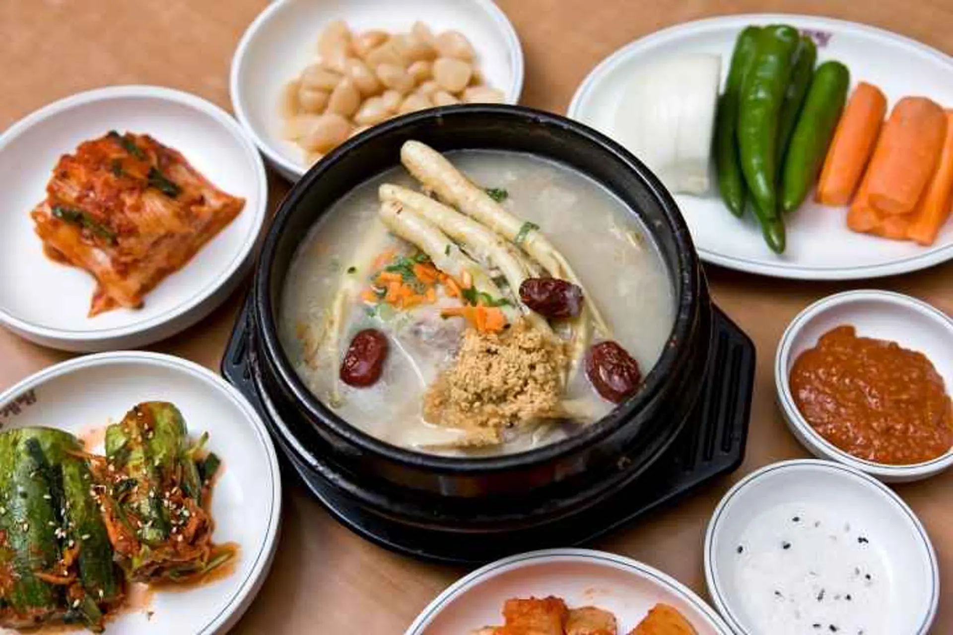 Ẩm thực mùa đông Hàn Quốc – Thưởng thức Bingsu, hạt dẻ nướng & súp gà Samgyetang