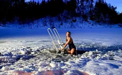 Winter swimming Bắc Âu – Truyền thống “bơi lạnh” & lễ hội băng độc đáo mùa đông