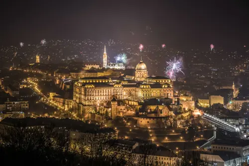 Đón Năm Mới Budapest: Trải Nghiệm Vui Vẻ và Đặc Sắc Tại Thủ Đô Hungary
