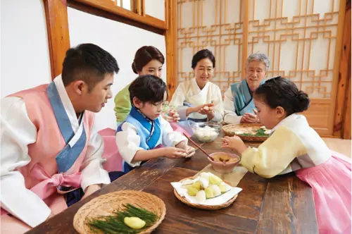 Ẩm thực Tết Hàn Quốc 2026 – Thưởng thức bánh gạo Tteokguk & rượu Soju