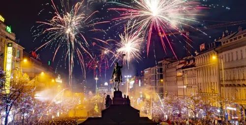 Prague đón năm mới 2026 – Countdown rực rỡ bên cầu Charles