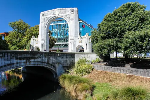 Bridge of Remembrance Christchurch - Khám Phá Địa Điểm Lịch Sử Quan Trọng tại New Zealand 2025