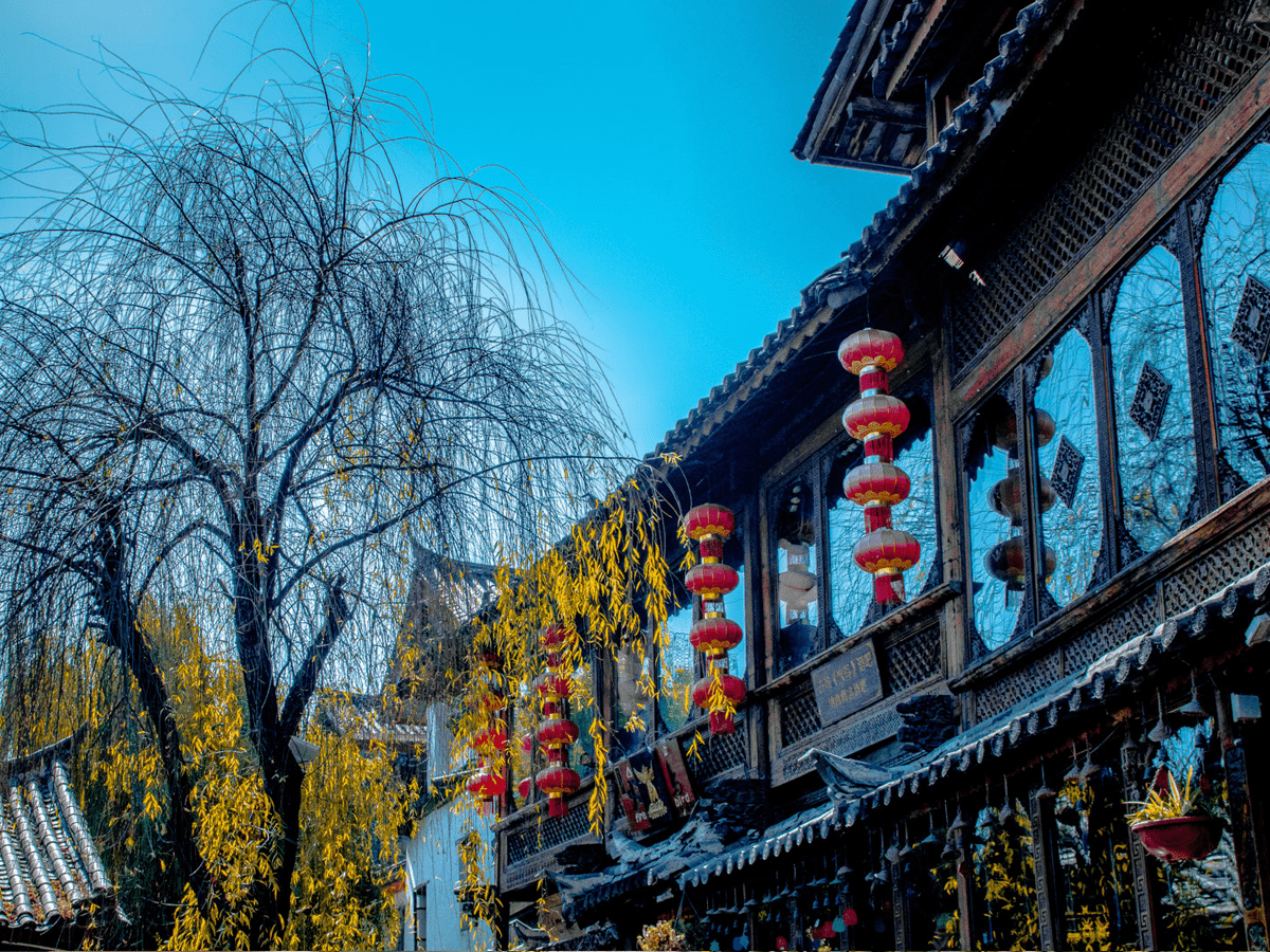Trấn cổ Trung Quốc: Trấn cổ Trung Quốc luôn là địa điểm hấp dẫn với những người yêu mến lịch sử và kiến trúc. Những tòa tháp cổ kính, những con đường đá nguy nga, những bức tường lâu đời sẽ khiến bạn cảm nhận được sự vĩnh cửu và lịch sử của đất nước Trung Hoa.